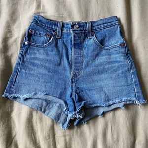 Levi’s Ribcage shorts